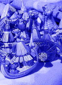 Primer plano de artesanías tradicionales de fibra tejida con filtro azul, representando productos para envíos internacionales y logística e-commerce de Ágilex México.