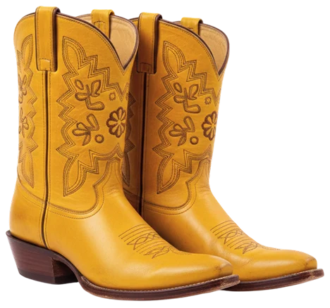 Par de botas vaqueras de cuero amarillo con bordados artesanales sobre fondo blanco, representando productos de e-commerce gestionados por la logística de Ágilex