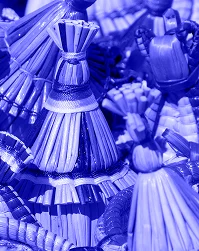 Detalle en tono azul monocromático de artesanías mexicanas tejidas a mano en forma de faja, representando los productos locales que se benefician de las rutas propias y el control logístico de Ágilex para envíos internacionales desde México.