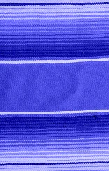 Patrón de textil mexicano con franjas horizontales en degradado de azul, simbolizando las rutas logísticas y la estructura de envíos internacionales desde México con el control de Ágilex.